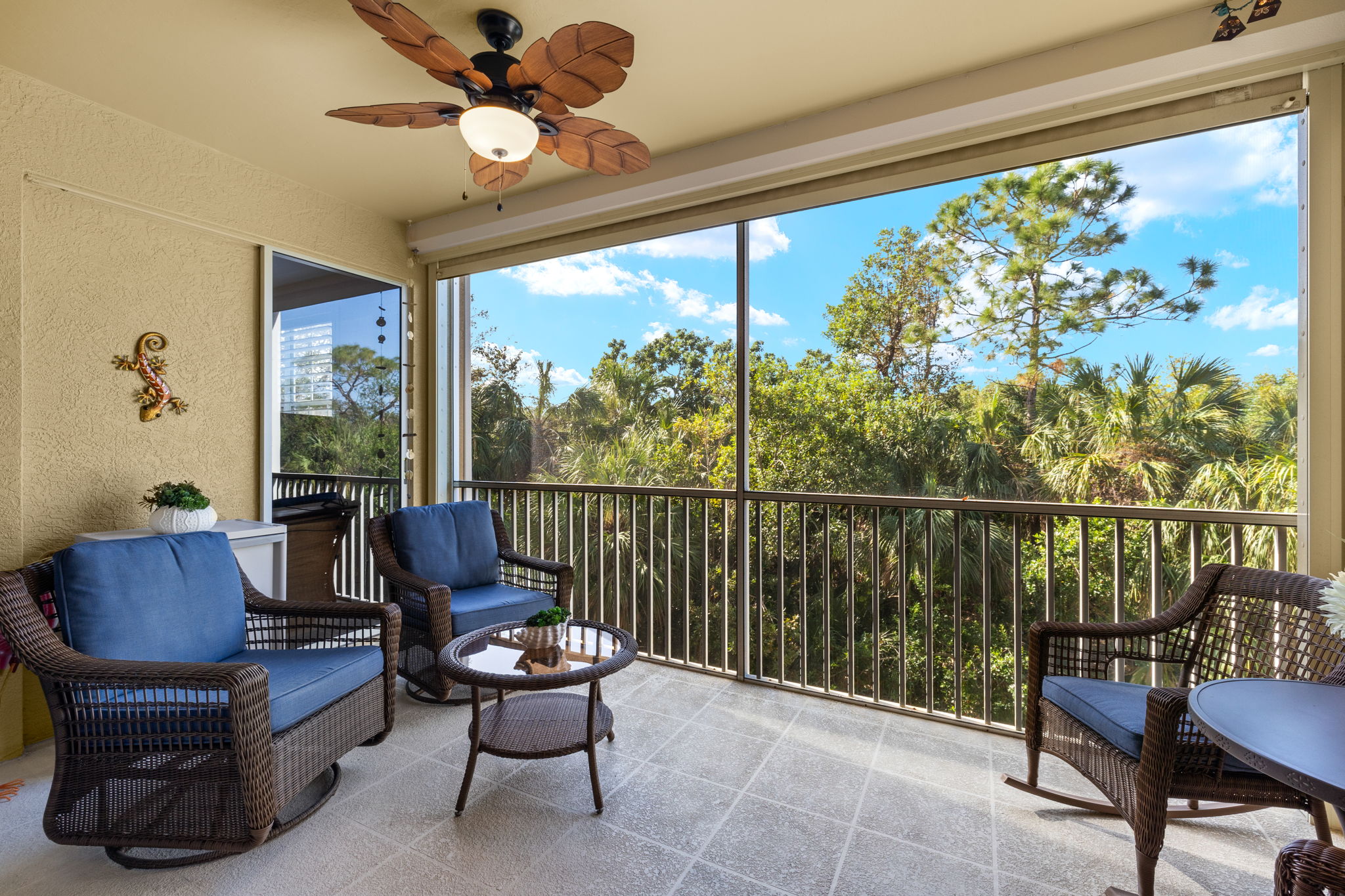 Great Place To Read Your favorite Book!eened Lanai