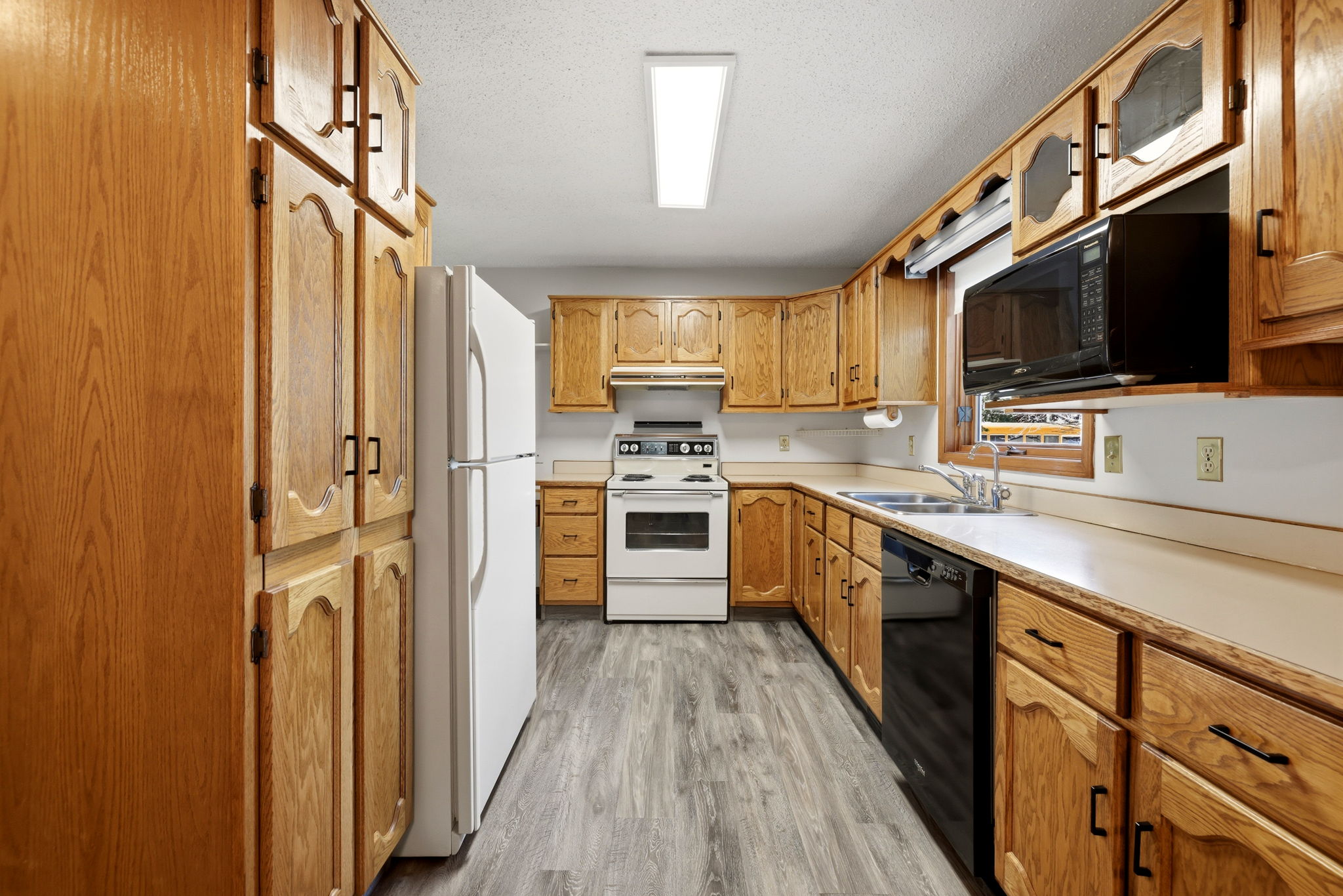 12. 3467 Phaneuf Cres. - Kitchen
