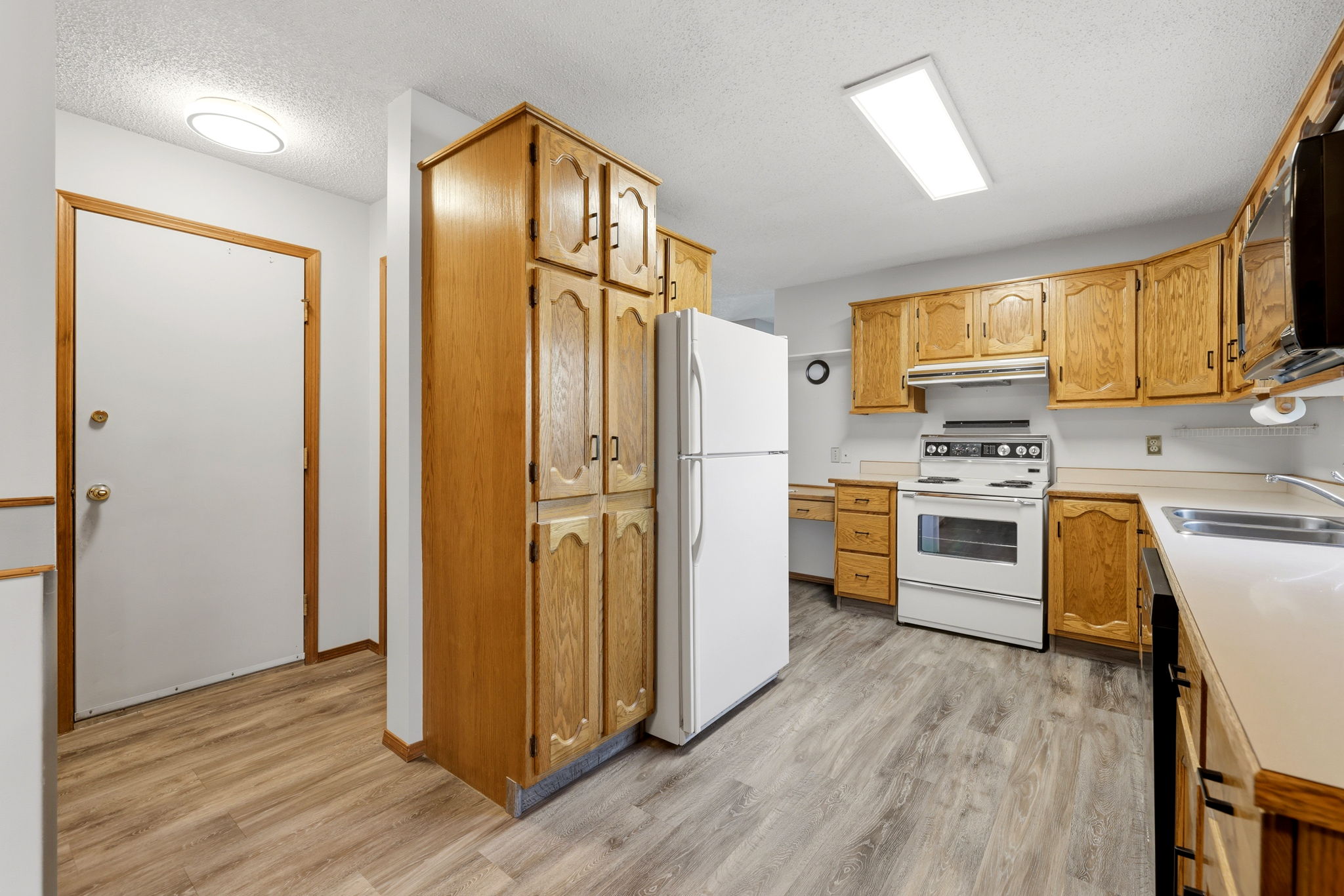 14. 3467 Phaneuf Cres. - Kitchen