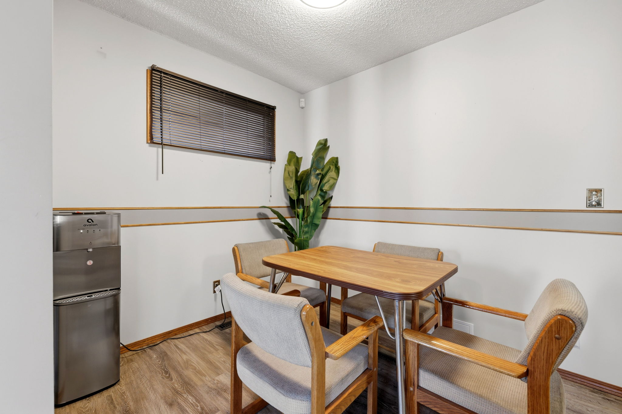 17. 3467 Phaneuf Cres. - Breakfast Nook