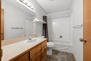 29. 3467 Phaneuf Cres. - Bathroom