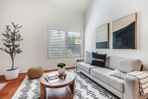 011_34722 Siward Dr