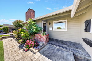 01_Front_Exterior_Angle_E_Door_Detail