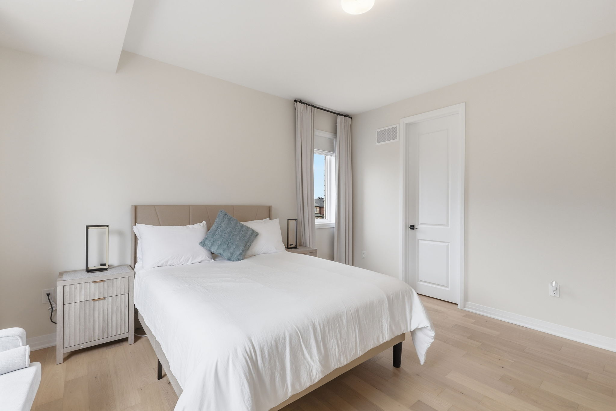 Property in Oakville — delivered property photograph 28