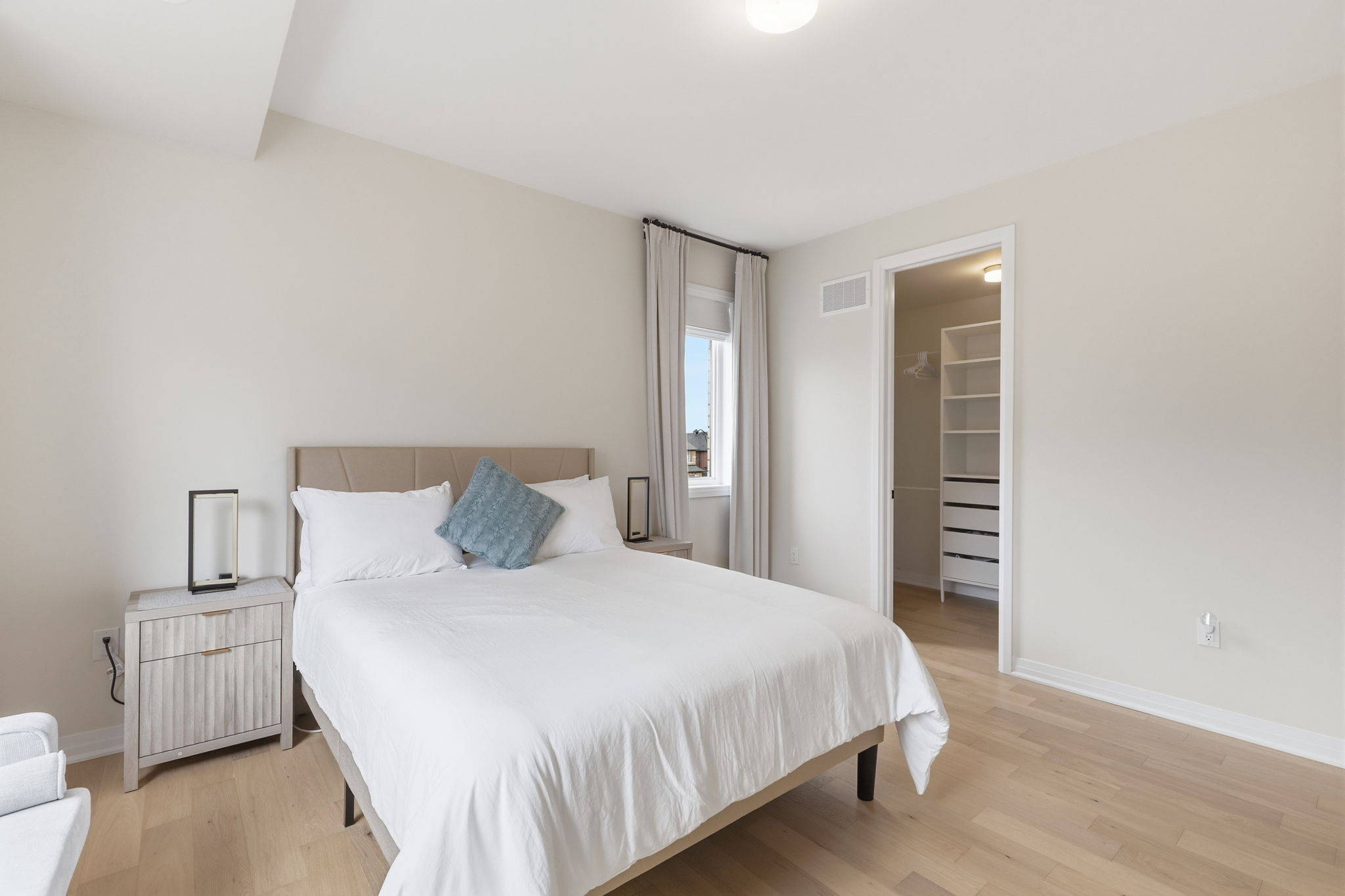 Property in Oakville — delivered property photograph 29