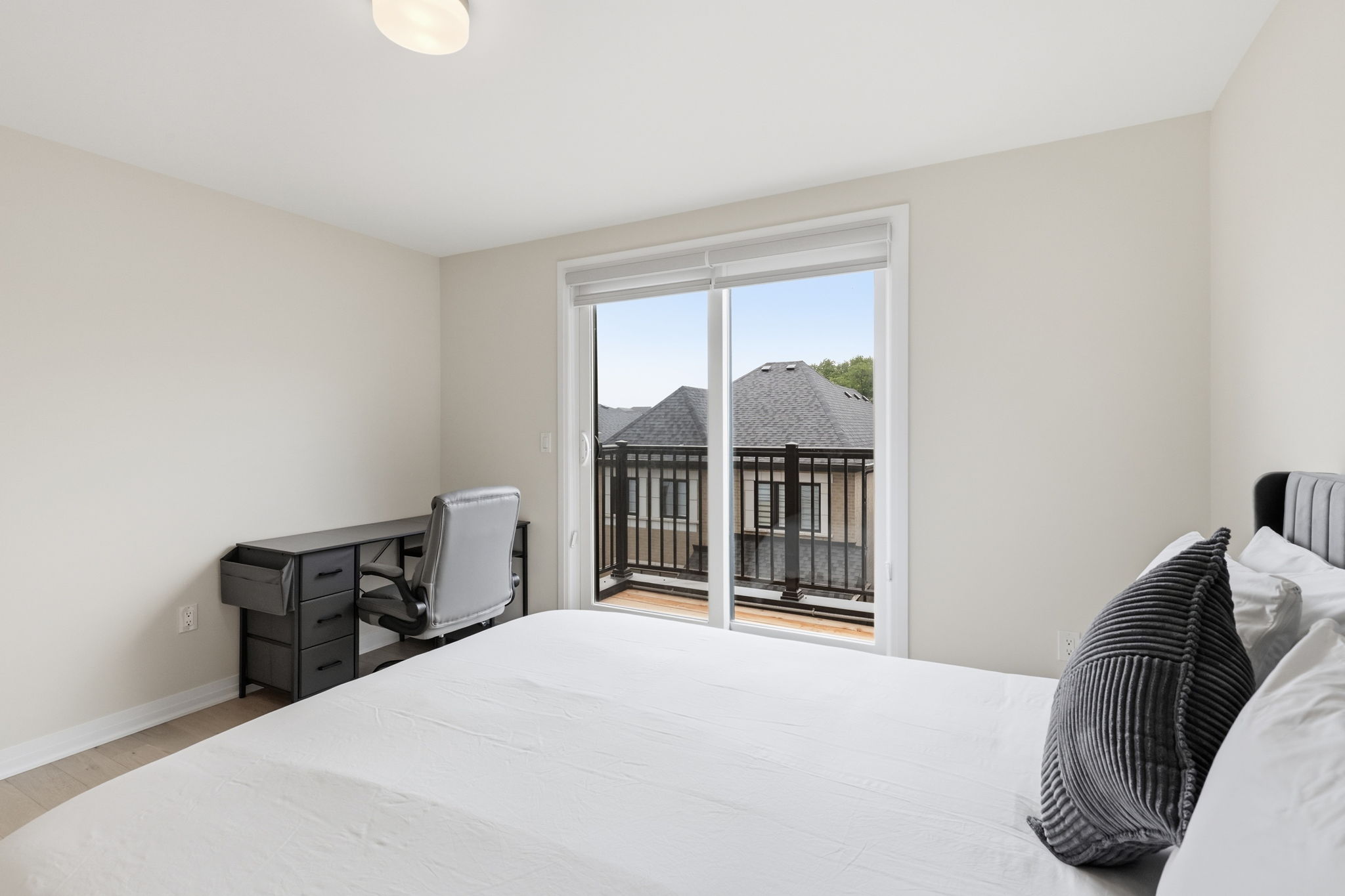 Property in Oakville — delivered property photograph 38