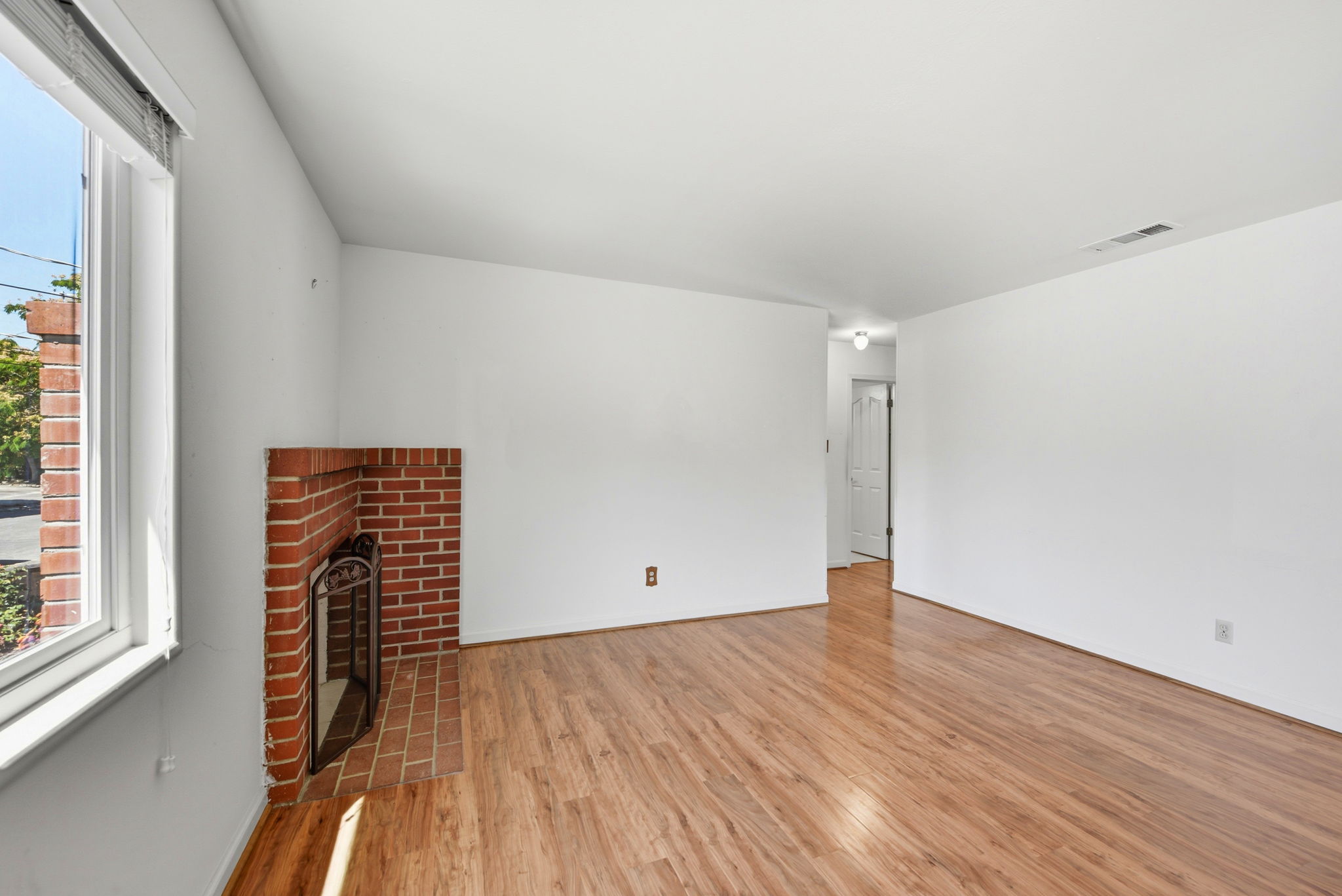 007_F8_349 Lemarc St