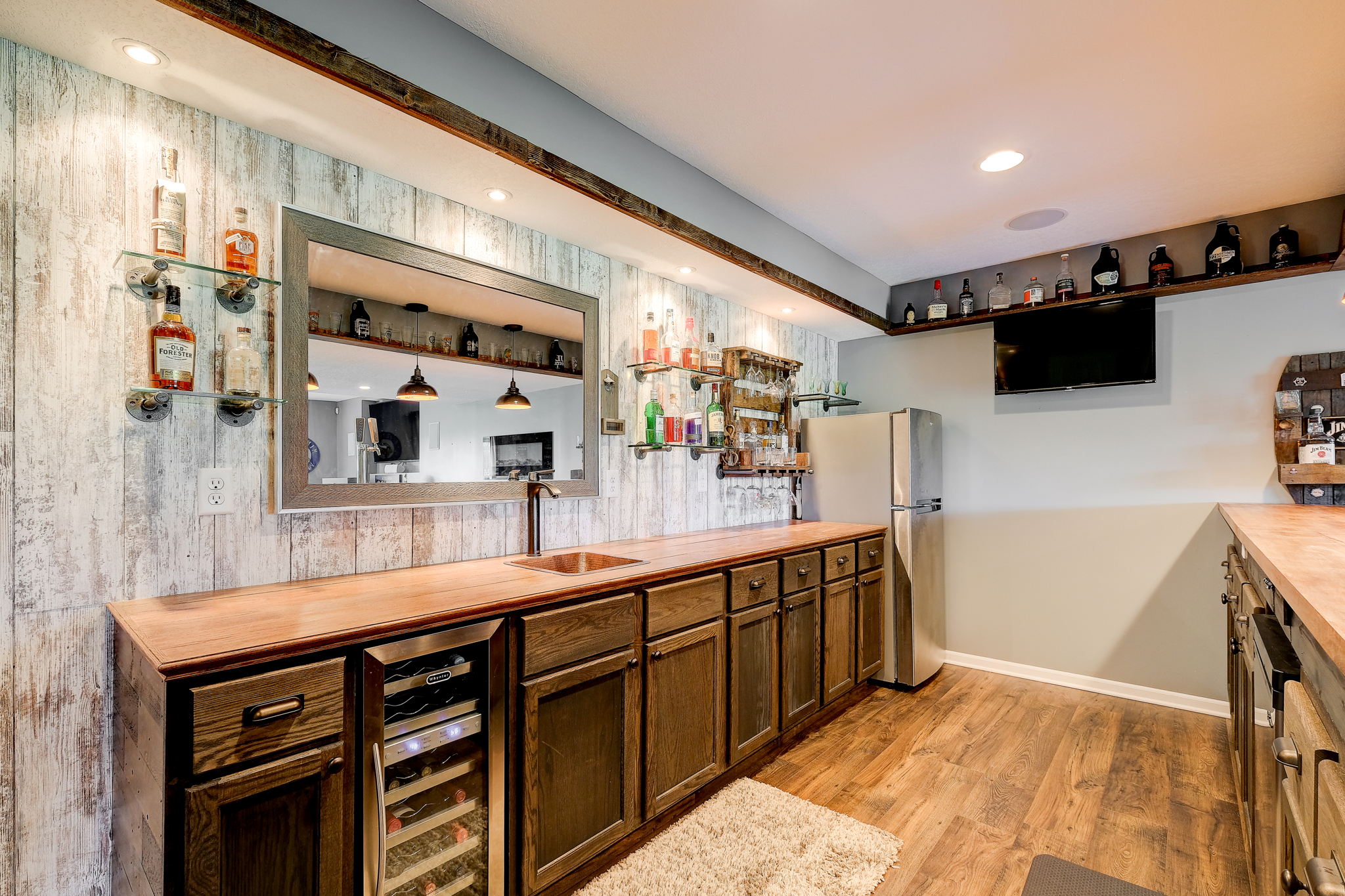 28 Wet bar