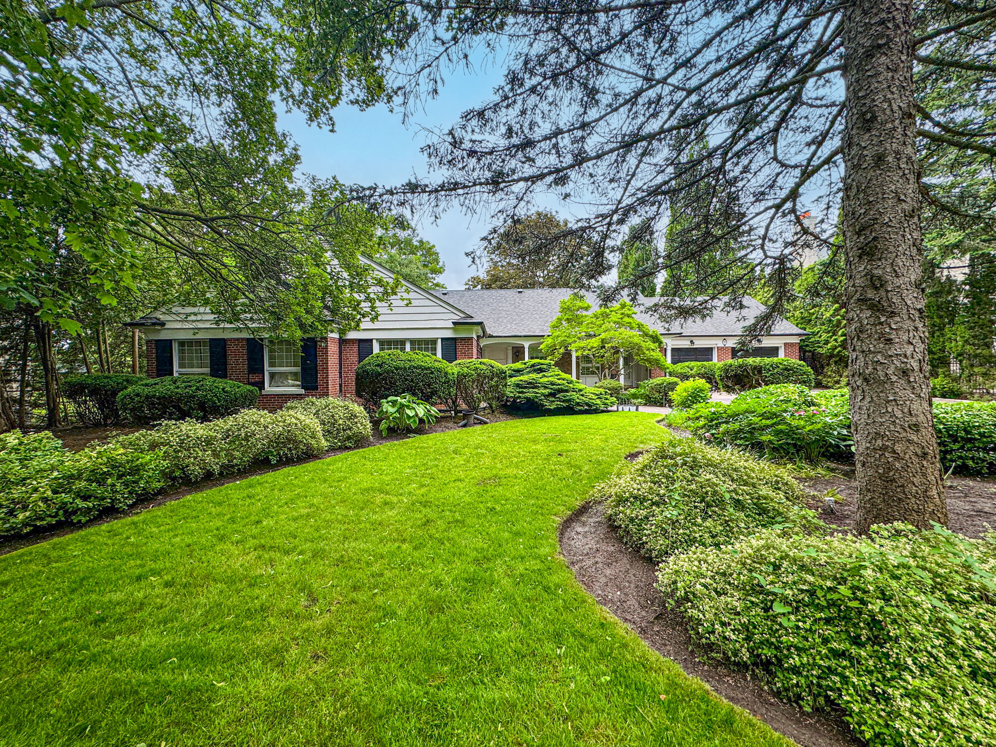 35 Bayview Ridge Toronto, ON M2L 1E3