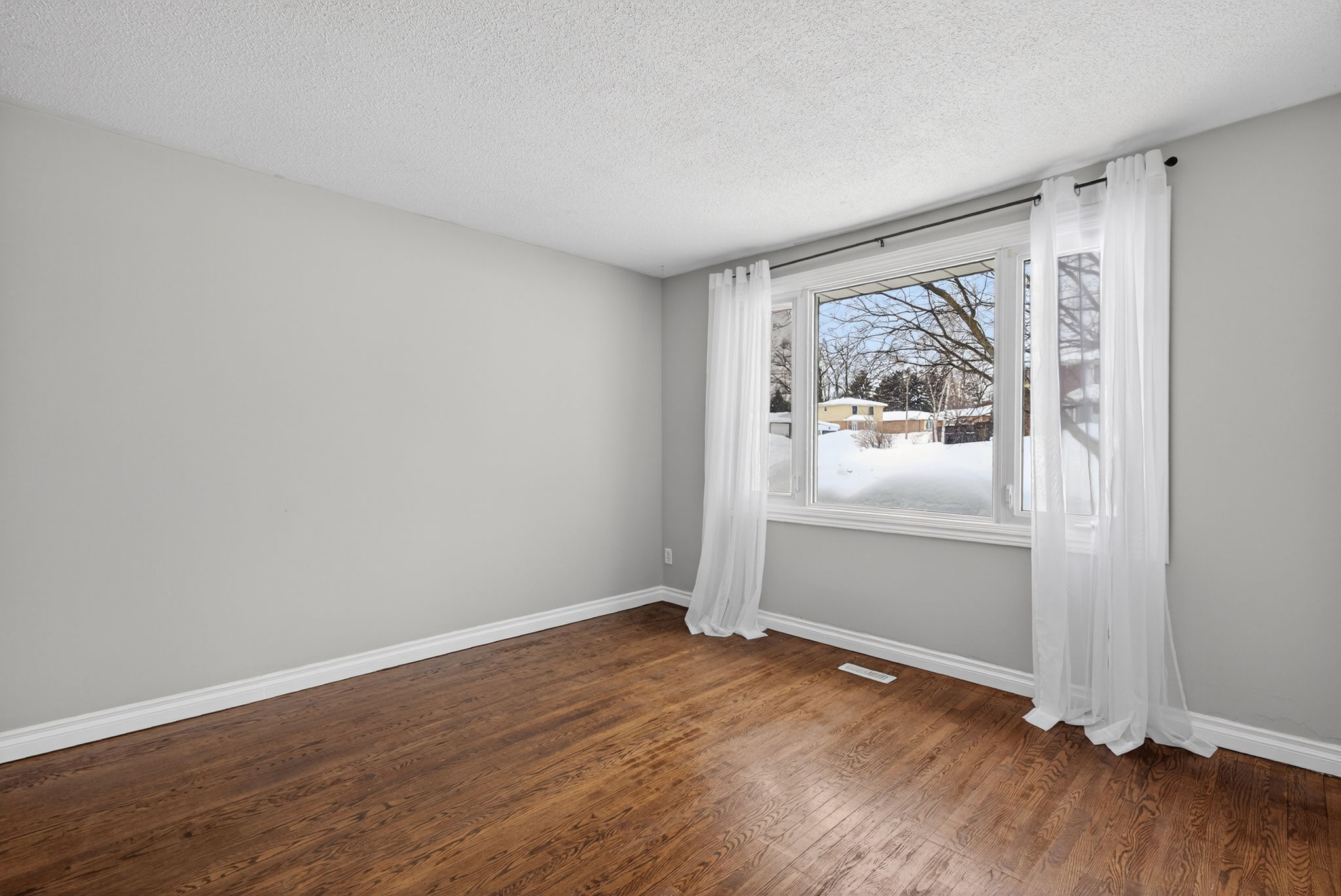 35 Daphne Crescent Barrie, ON L4M 2Y7