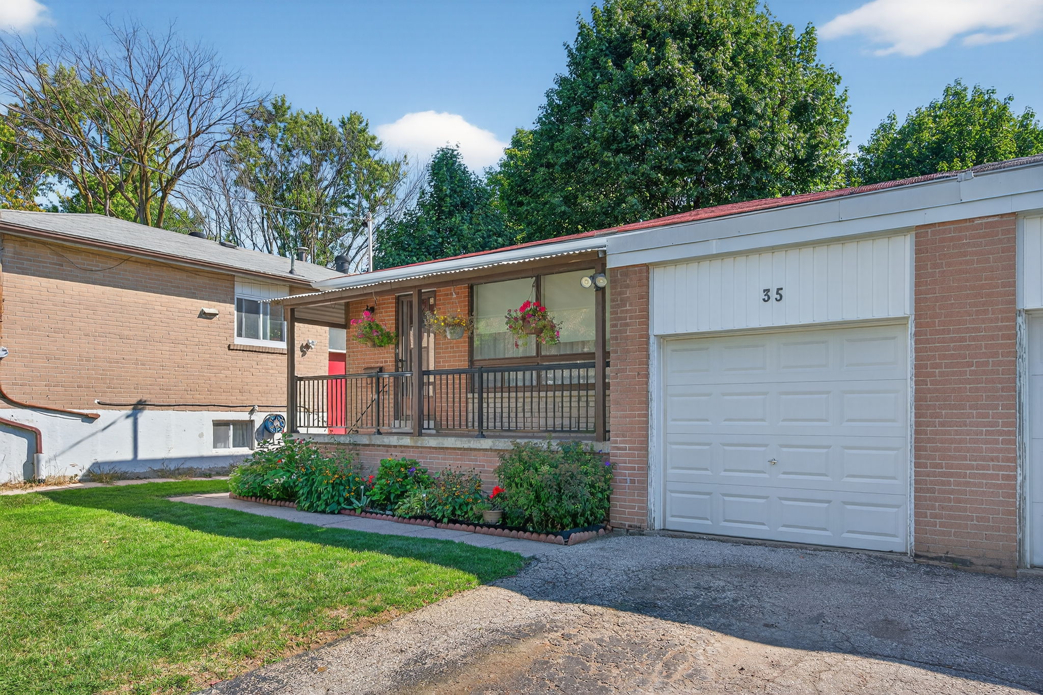 35 Regatta Crescent Toronto, ON M2R 2X7