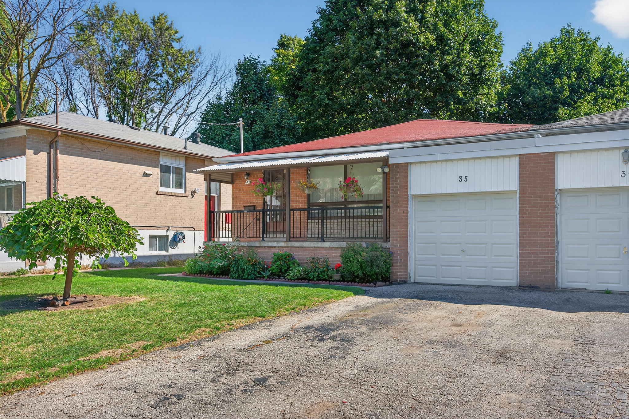 35 Regatta Crescent Toronto, ON M2R 2X7
