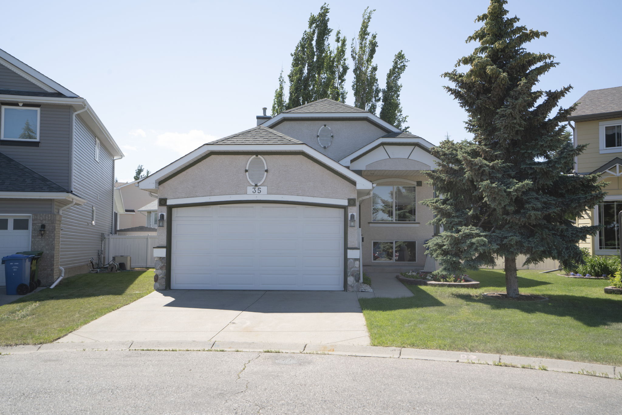 35 Somerset Square SW, Calgary, AB T2Y 3C7, Canada
