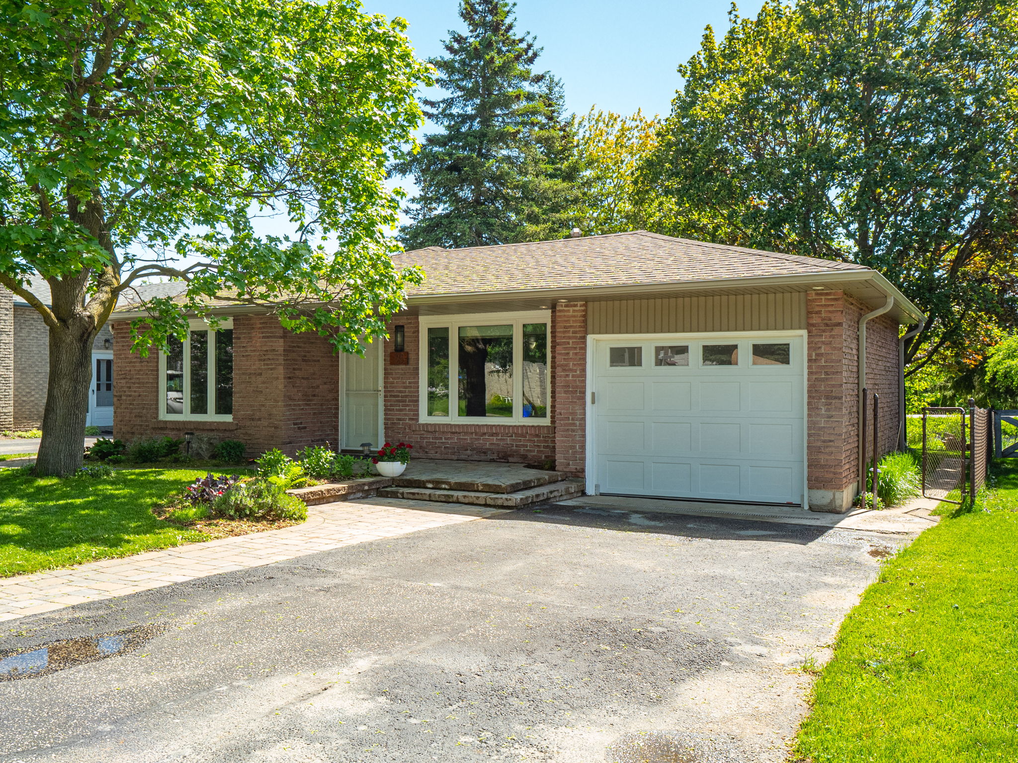 35 Townsend Ave Bradford West Gwillimbury, ON L3Z 1X9