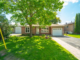 35 Townsend Ave, Bradford West Gwillimbury ON — real estate photography by Amazing Photo Video