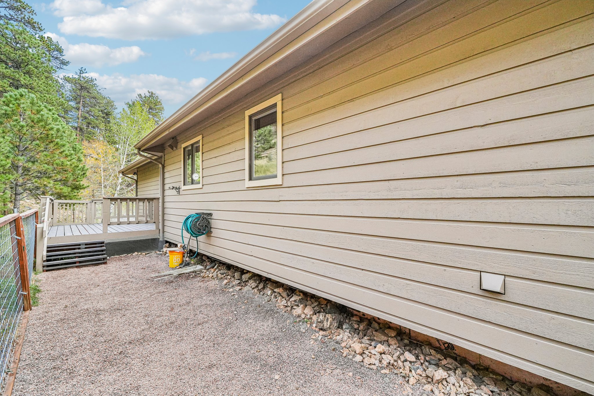 Conifer Dr-S0910-067.jpg