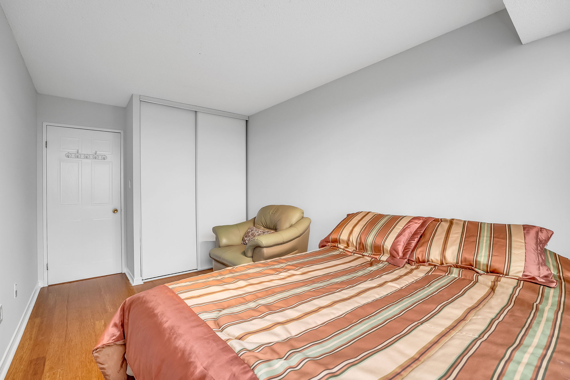 29-second bedroom3