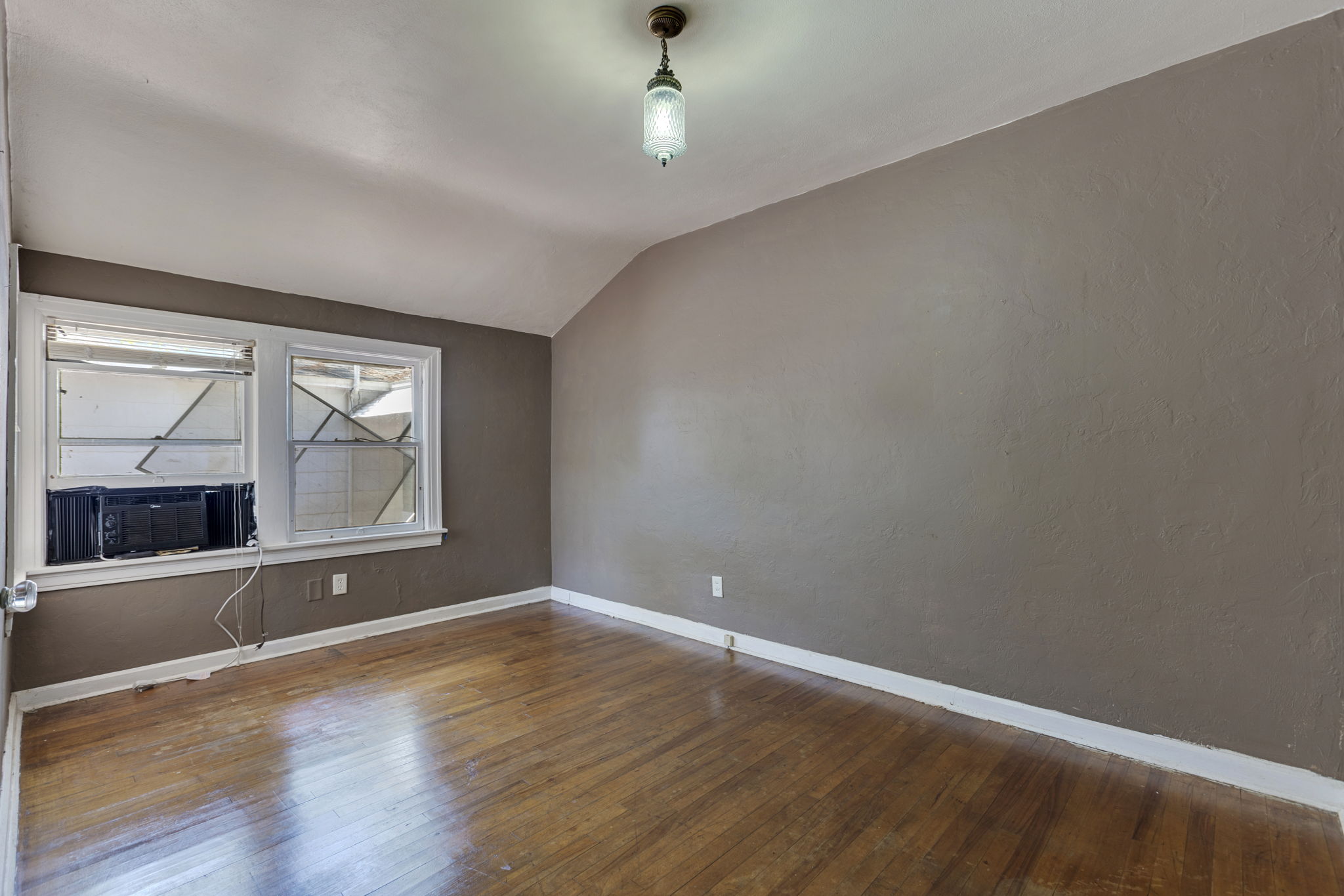 AB3_3500 6th Ave N-18