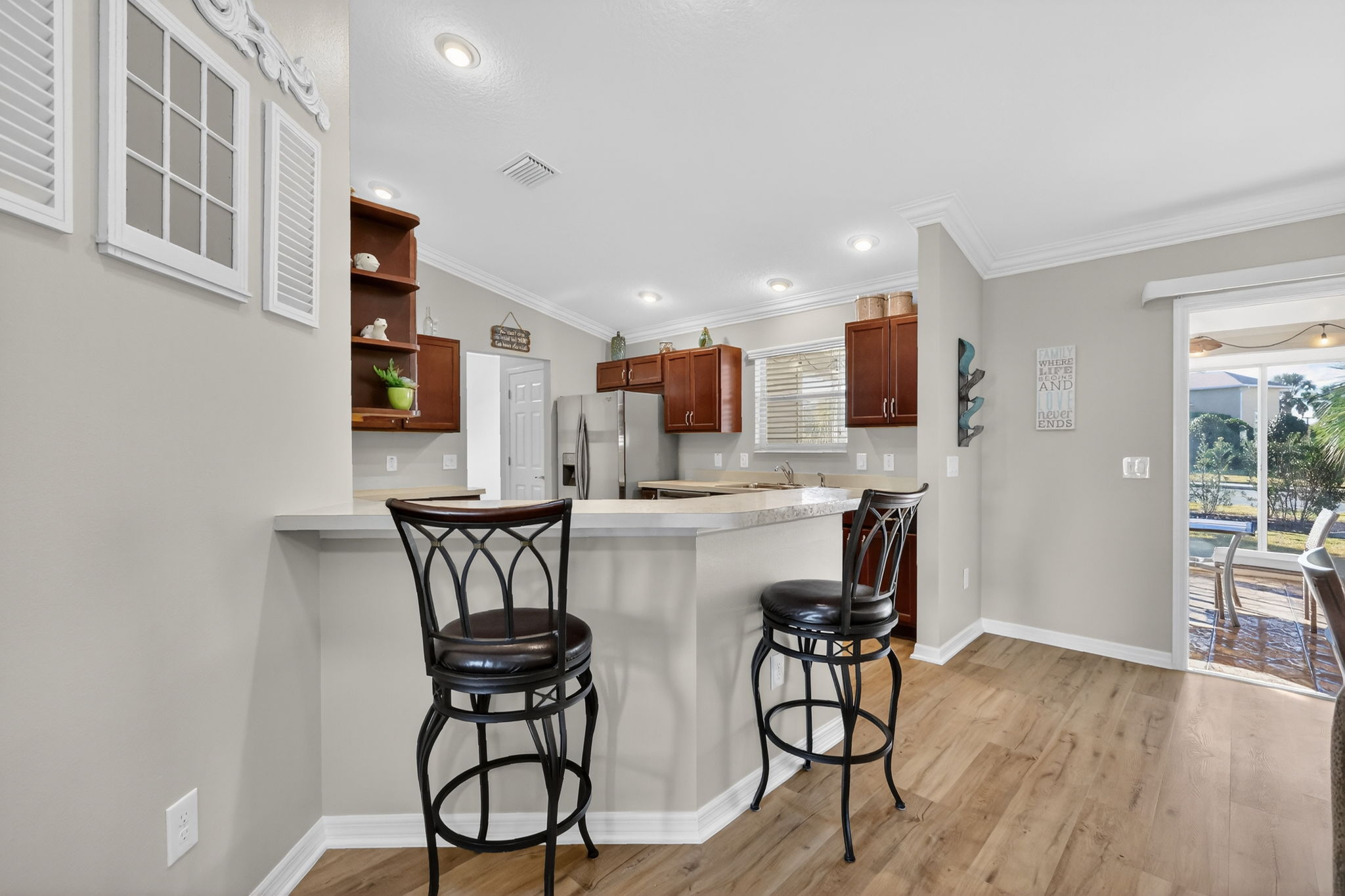 Kitchen Eat-In Breakfast Bar