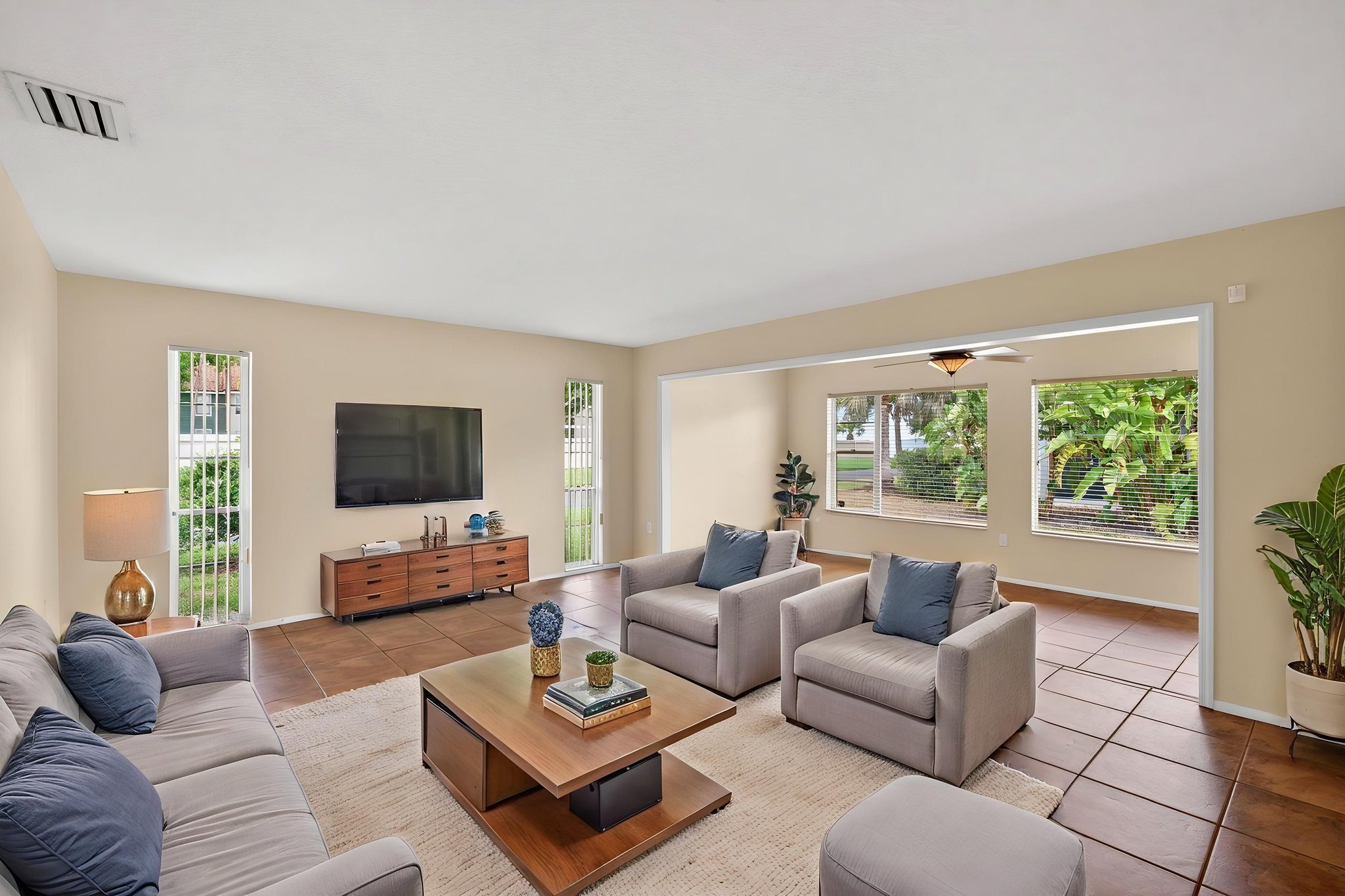 DSC08141 virtually staged.jpeg