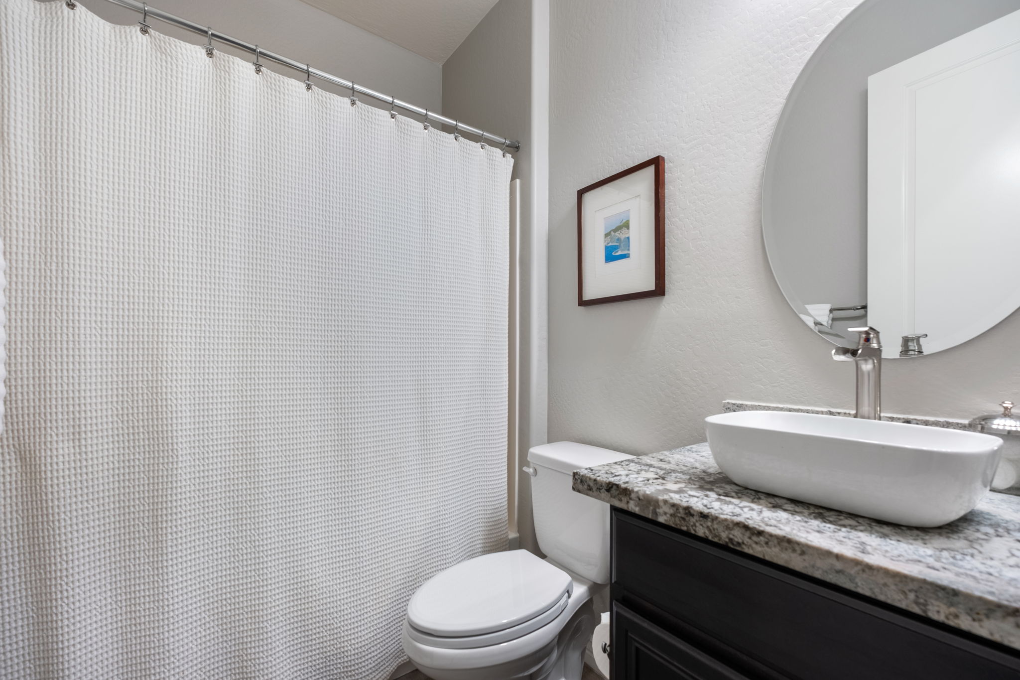 Full Guest Bath with Tub/Shower