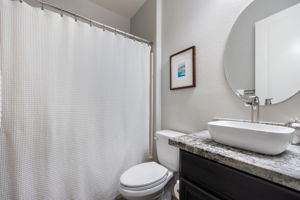 Full Guest Bath with Tub/Shower