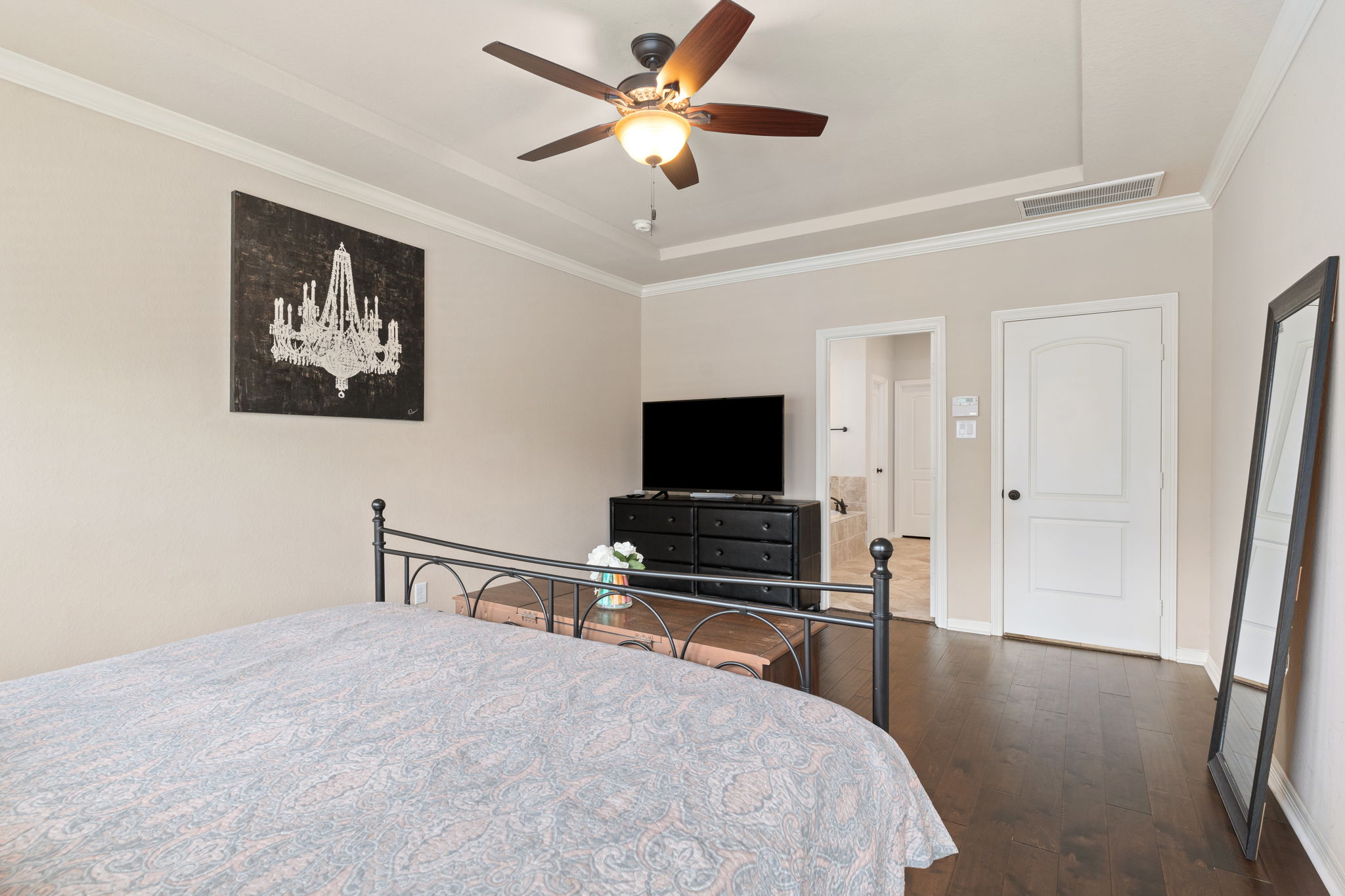 Primary suite w/tray ceilings!