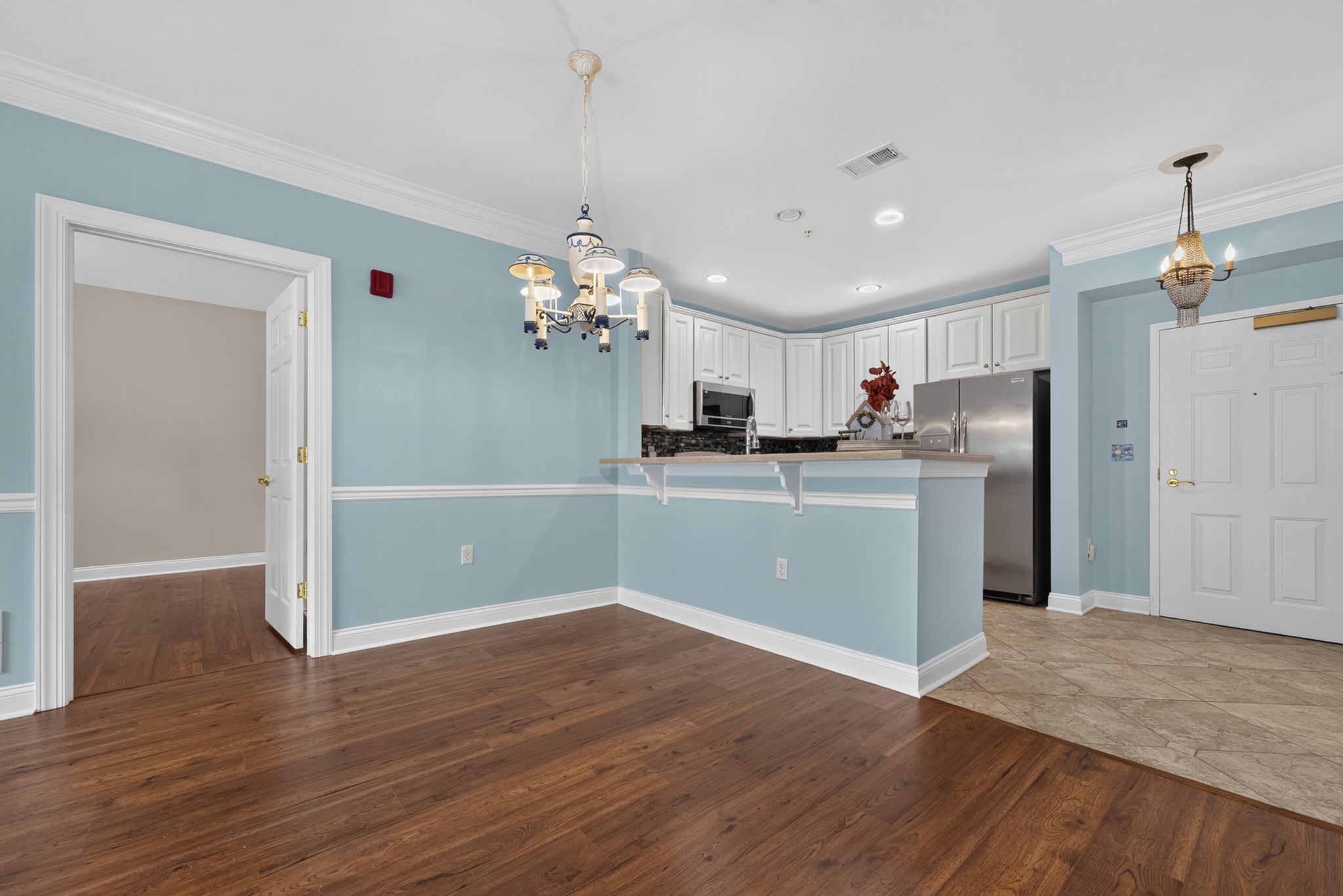 Convenient breakfast bar-?perfect for casual dining.