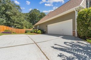 Garage & Parking Pad