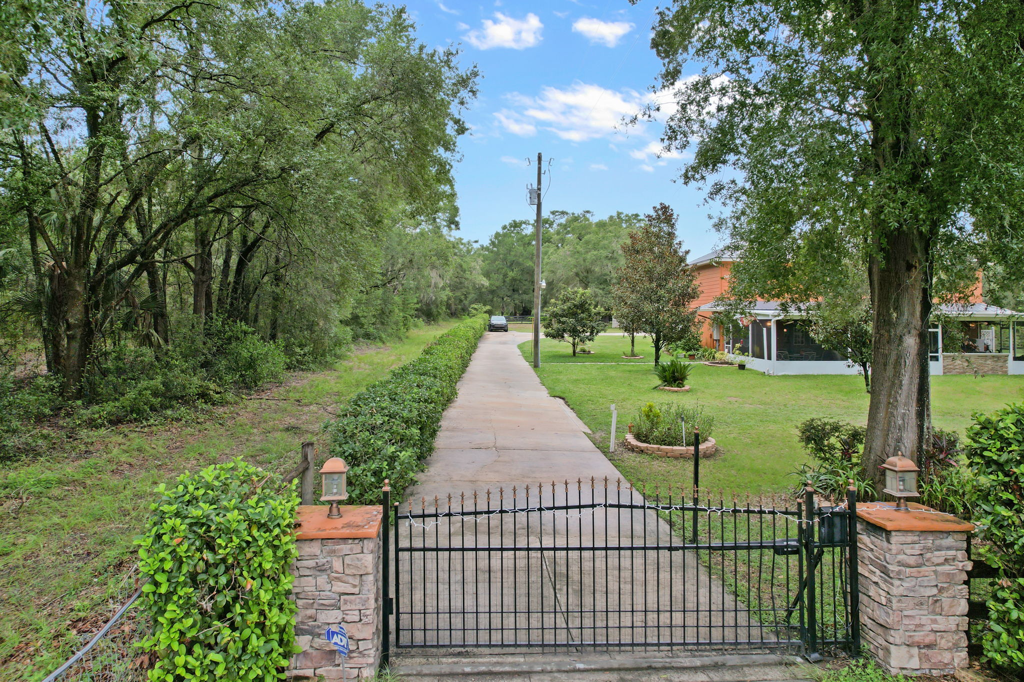 Electric front gate for privacy