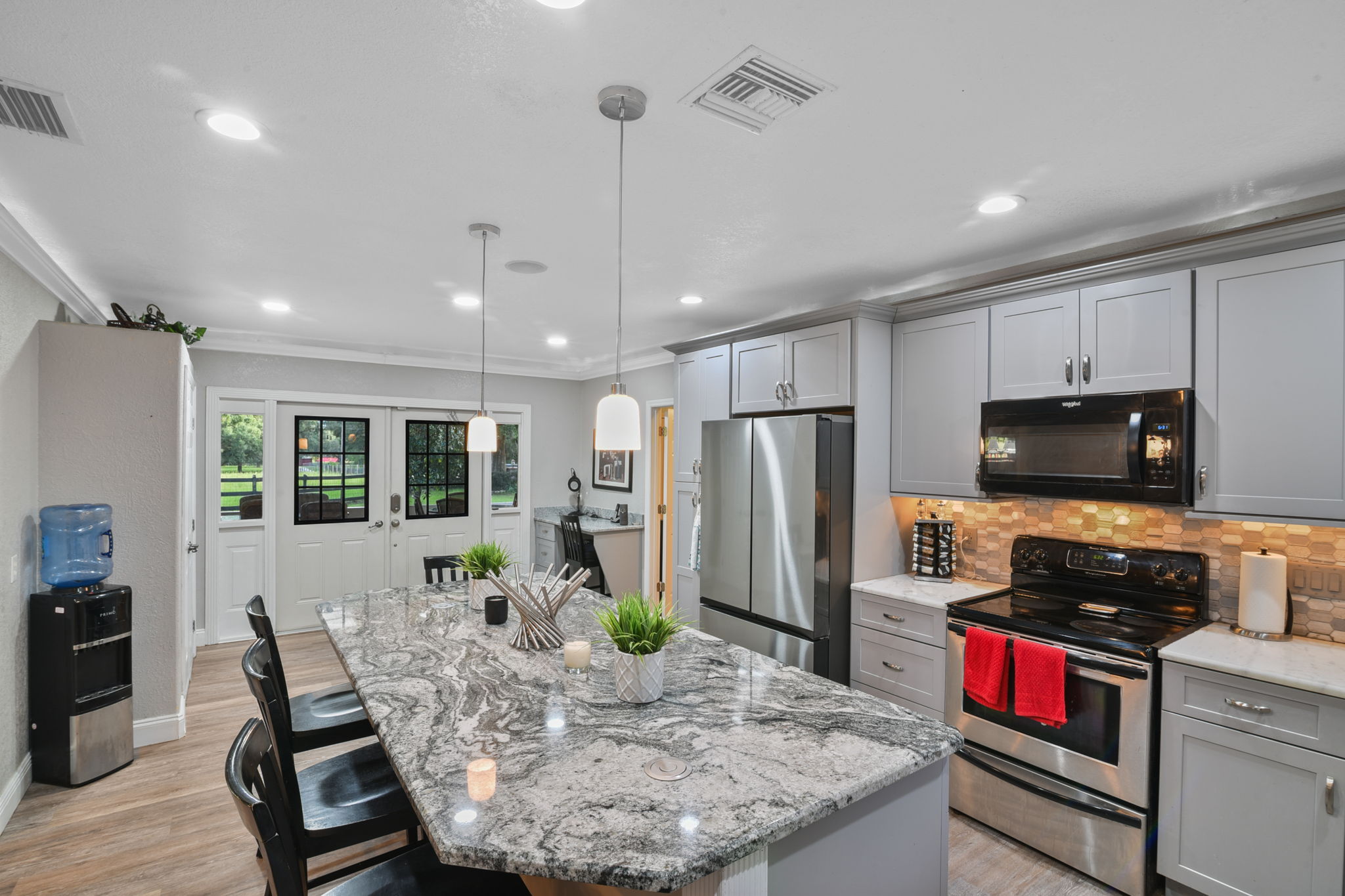 Beautifully appointed kitchen