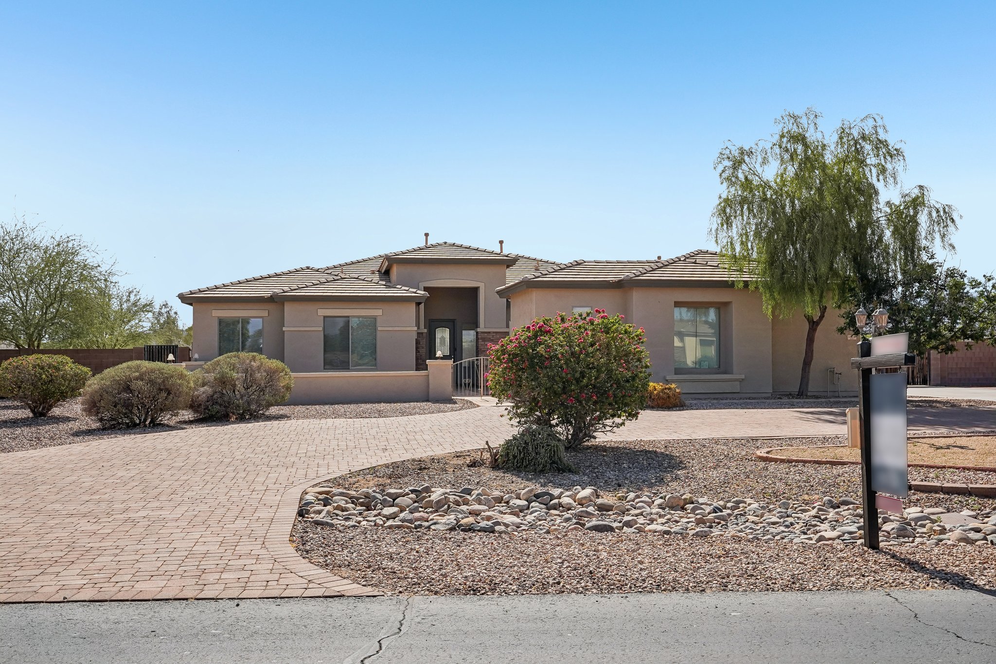 N Mansfield Dr-S0406-004.jpg