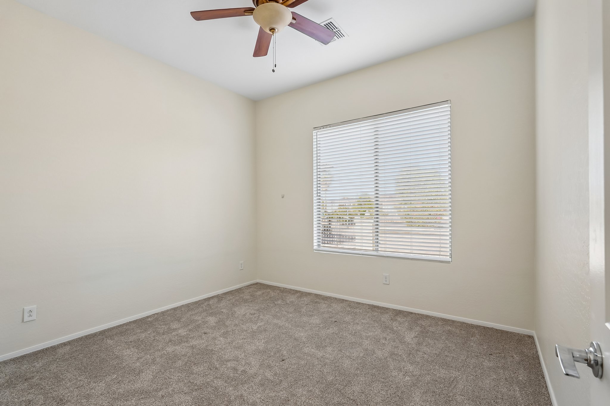 N Mansfield Dr-S0406-036.jpg