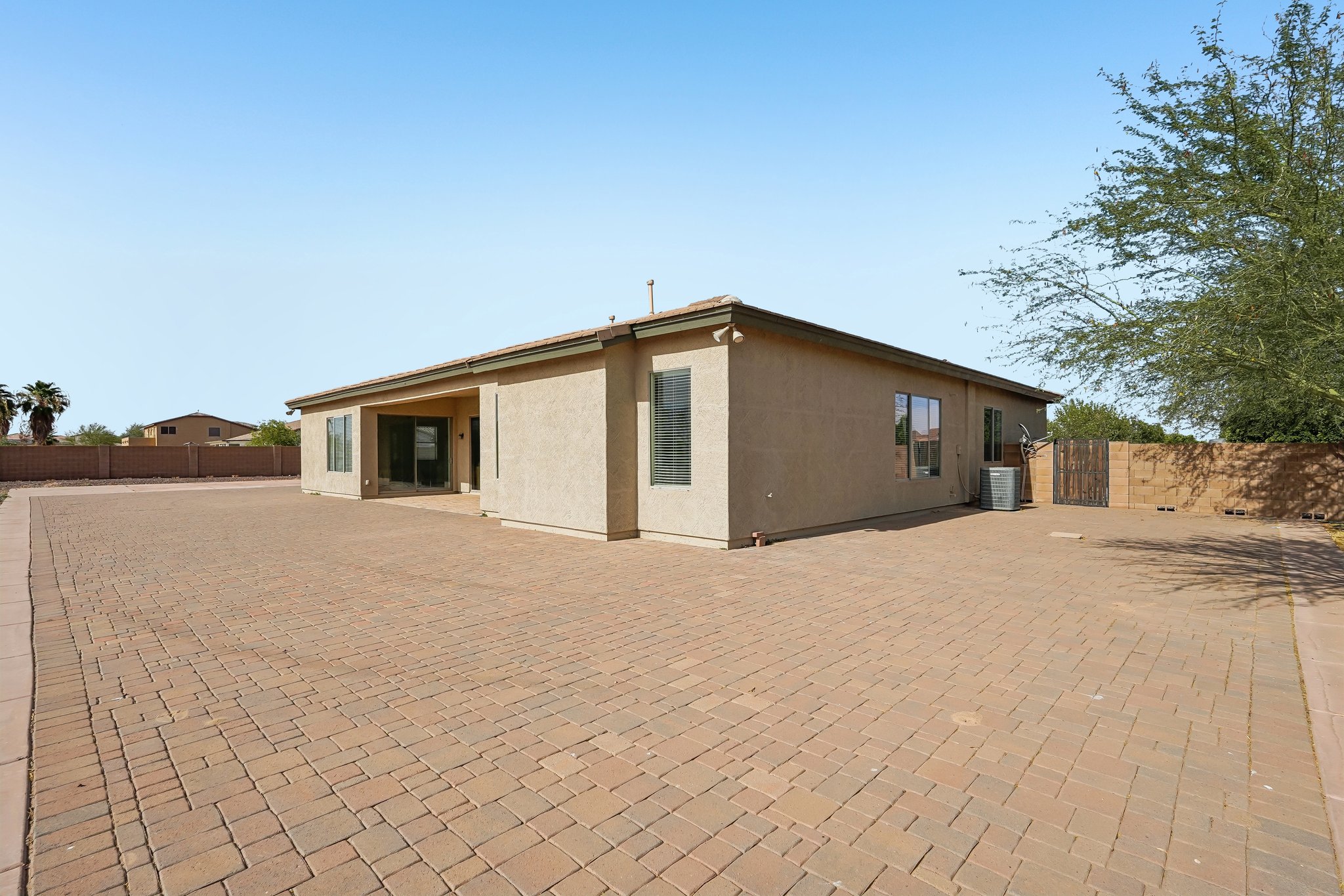 N Mansfield Dr-S0406-047.jpg
