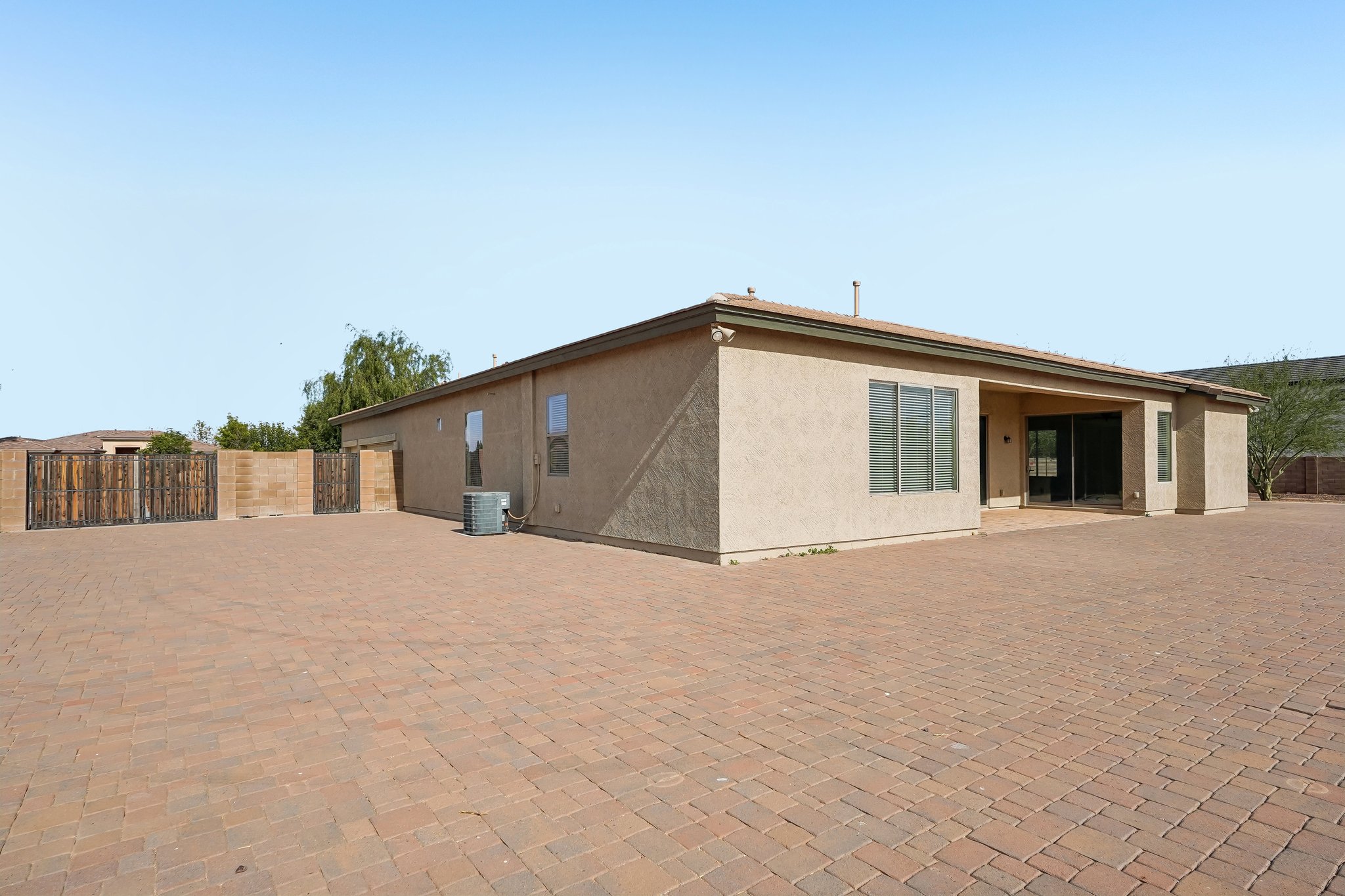 N Mansfield Dr-S0406-048.jpg