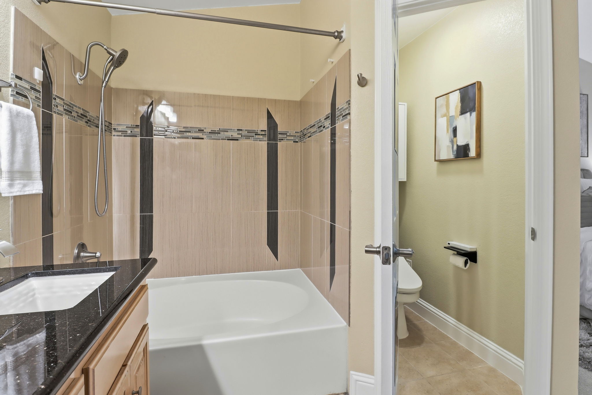 027_F8_352 Montecito Way