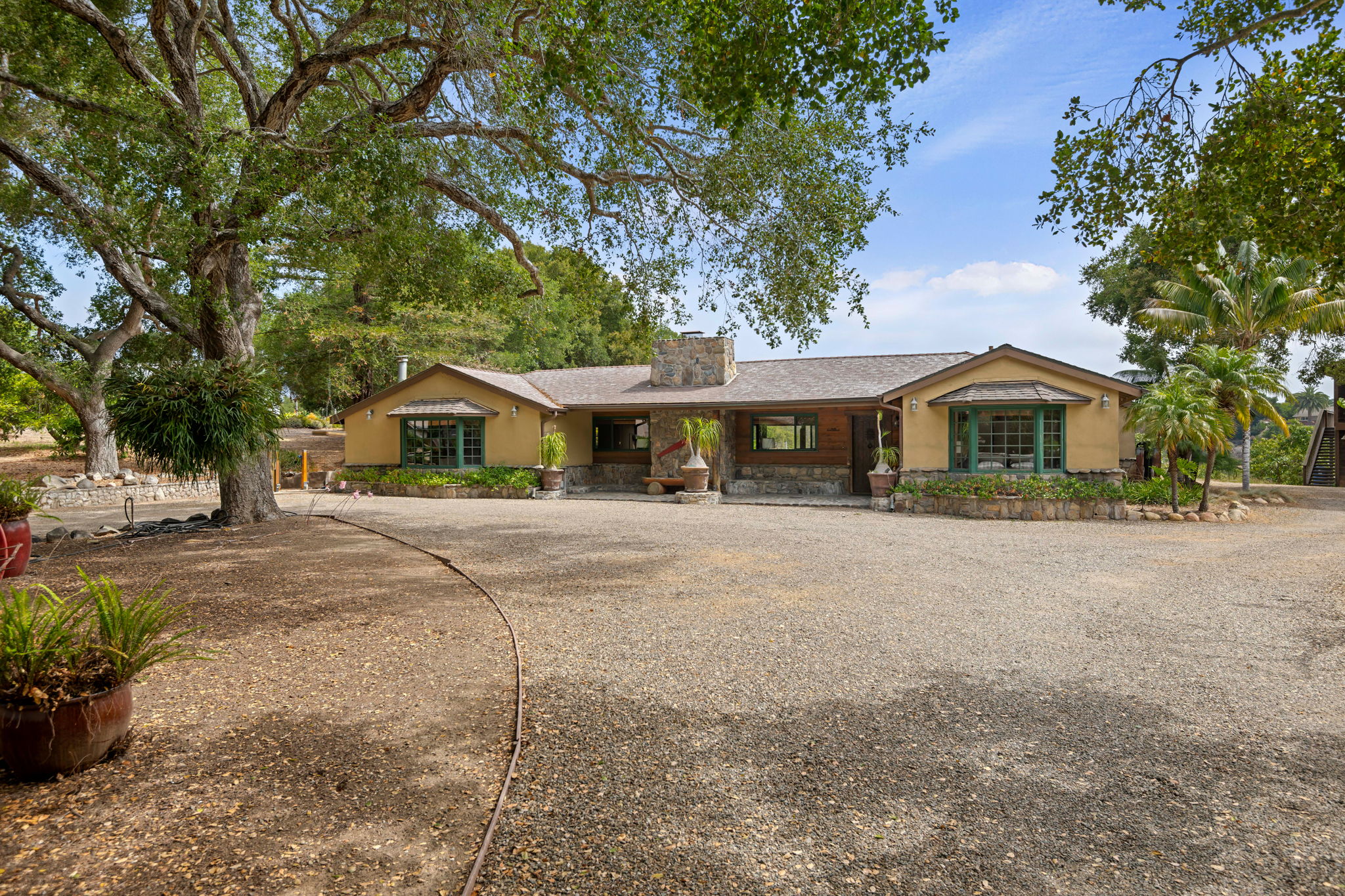 02 - Exterior View