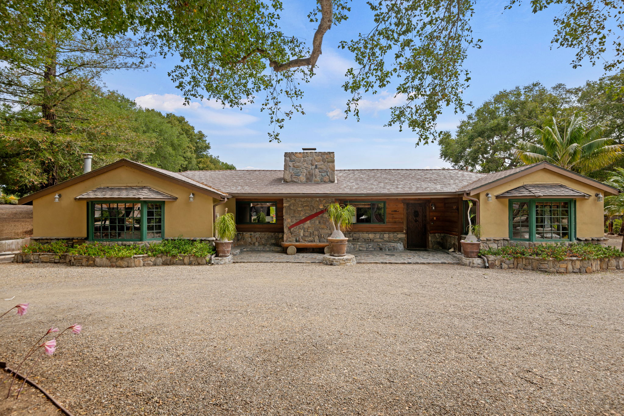 04 - Exterior View