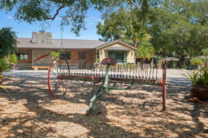 07 - Front Yard