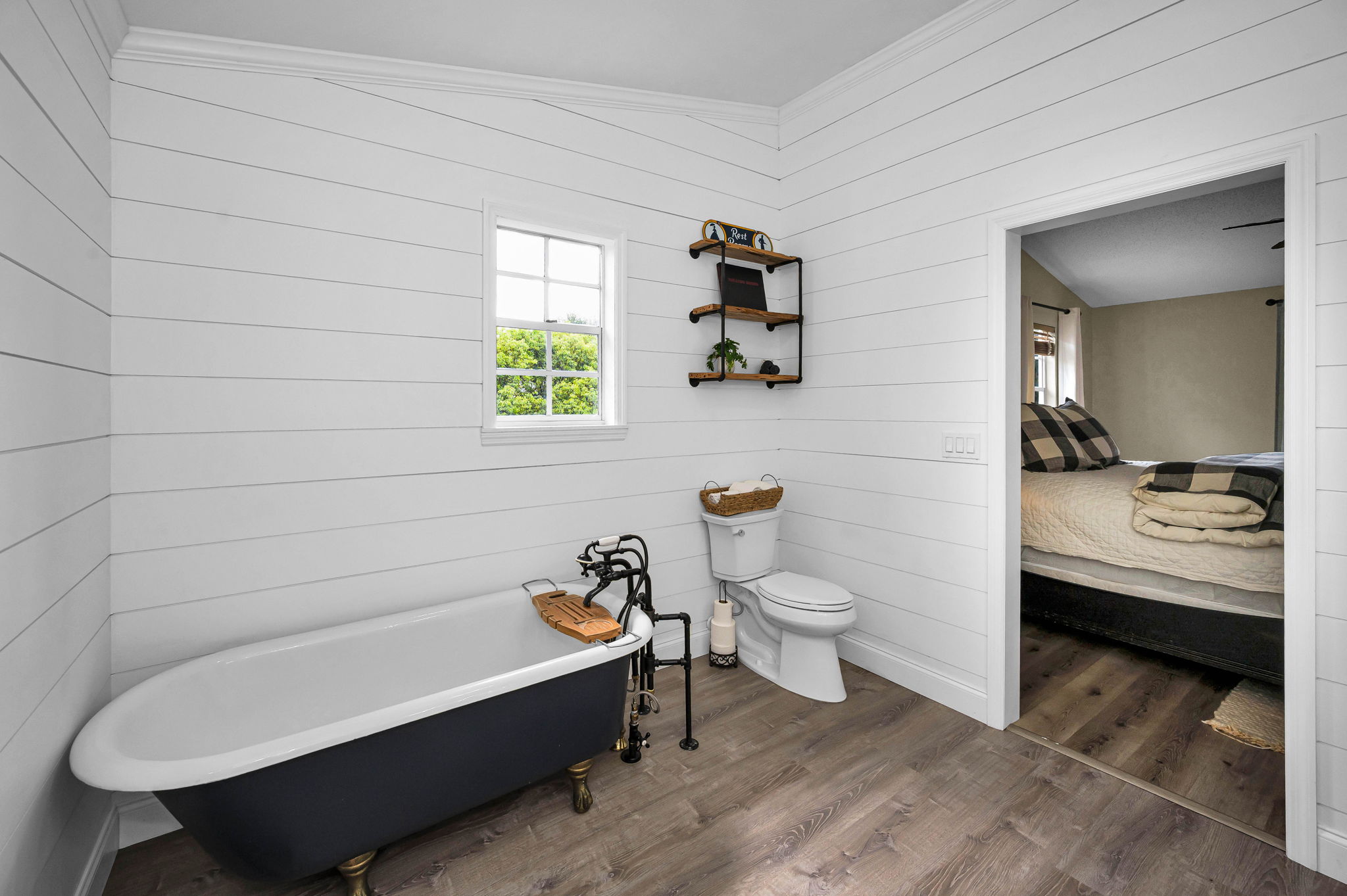 Upper Level Primary Bathroom1f