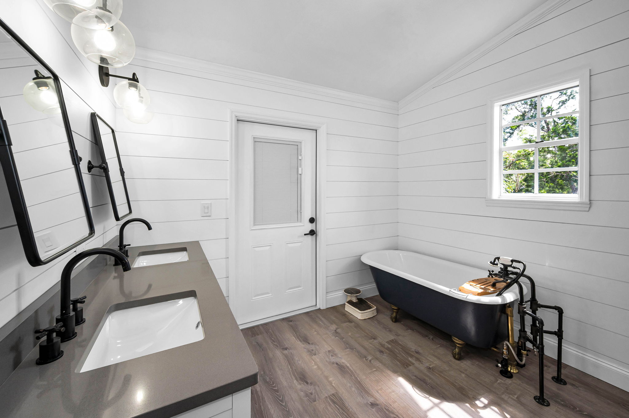 Upper Level Primary Bathroom1h