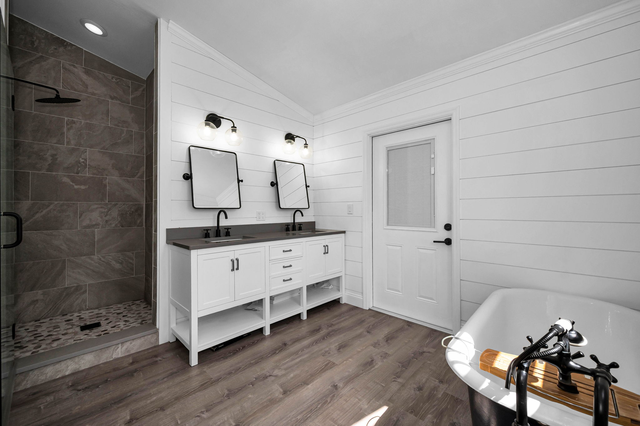 Upper Level Primary Bathroom1b