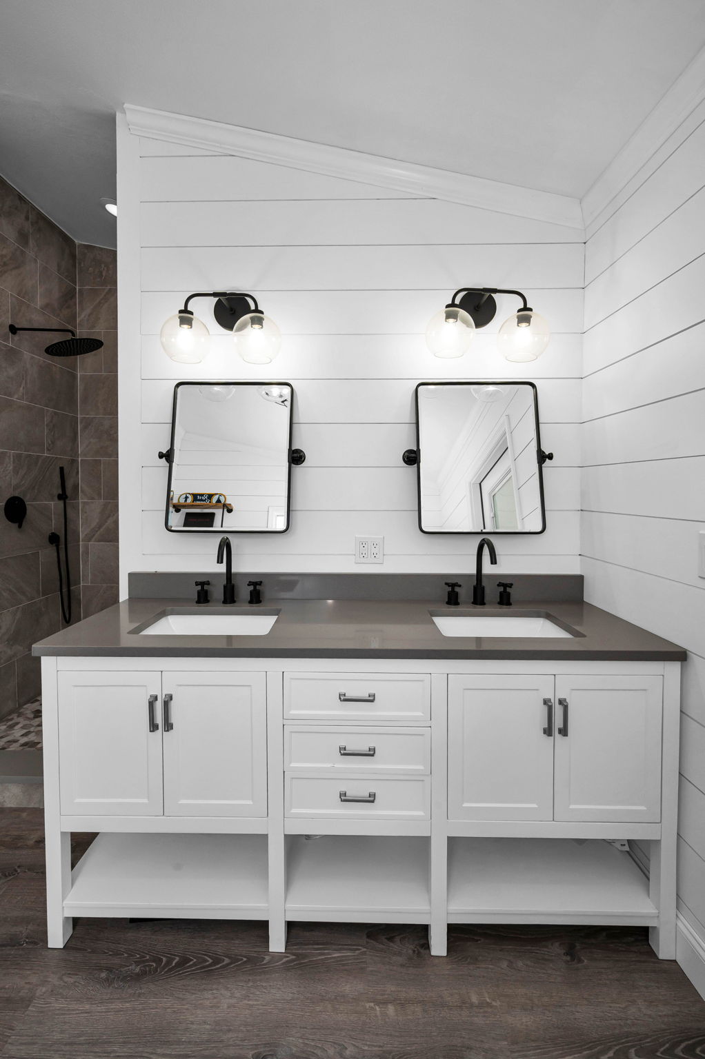 Upper Level Primary Bathroom1c
