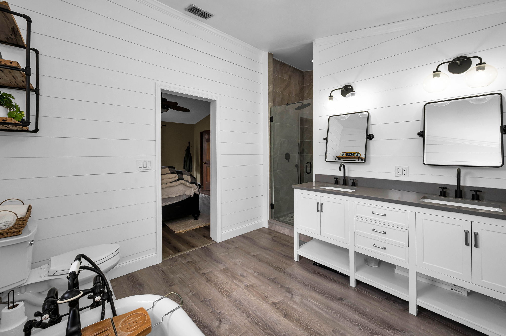 Upper Level Primary Bathroom1e