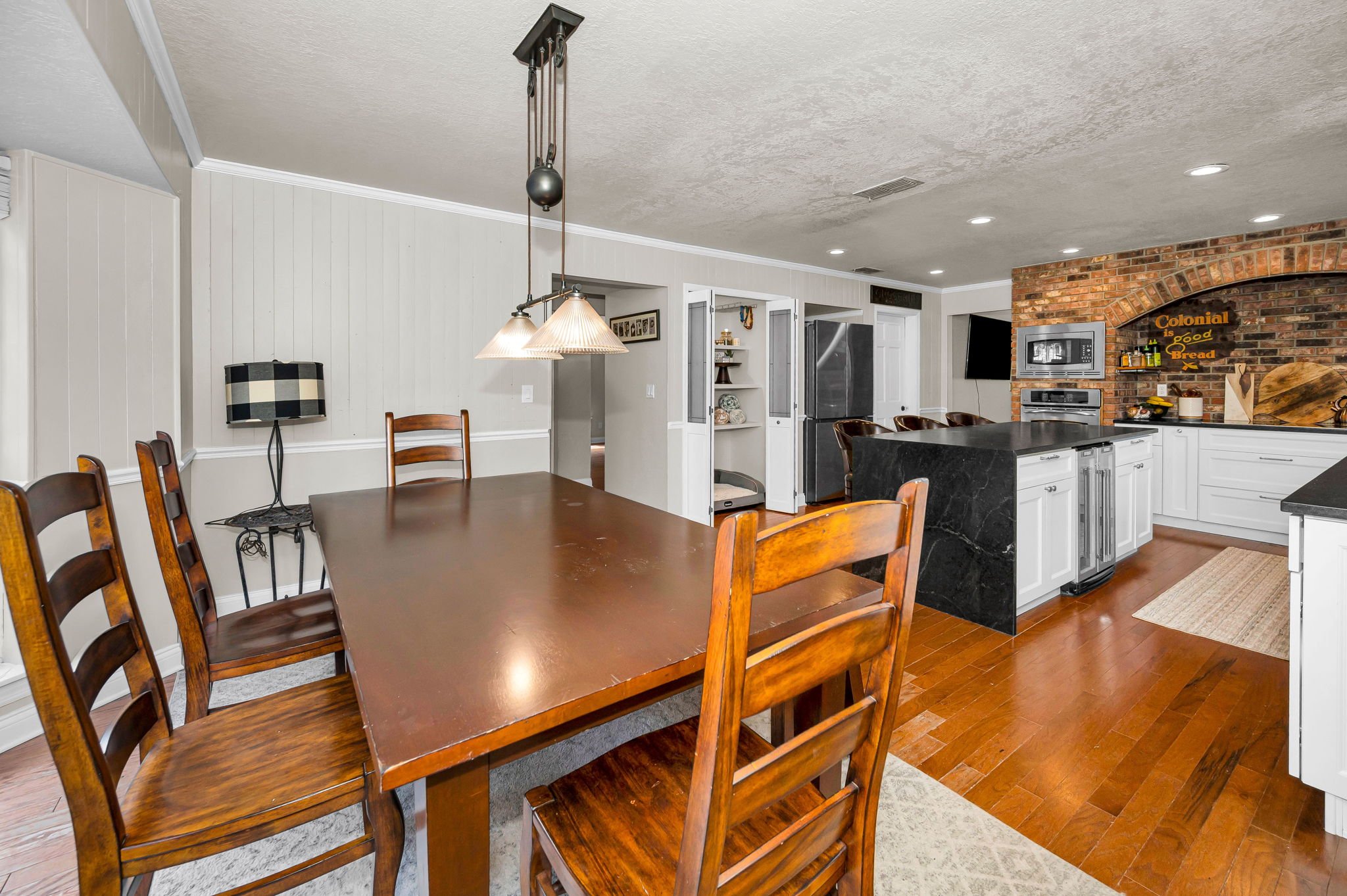 Kitchen Eat-in Area4