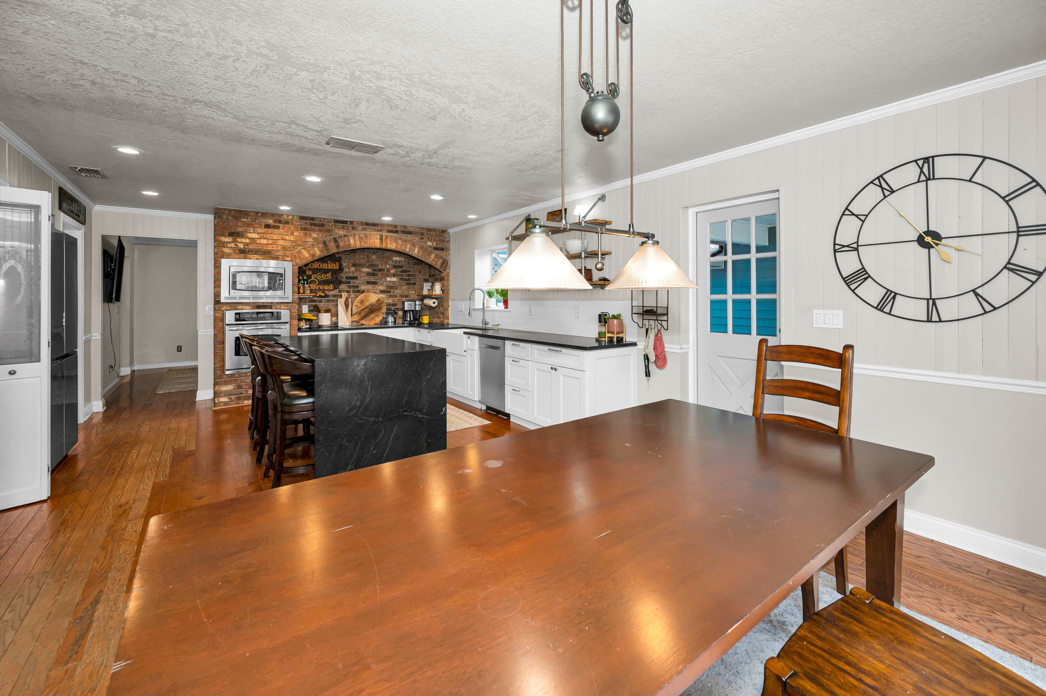 Kitchen Eat-in Area5