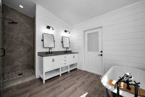 Upper Level Primary Bathroom1b
