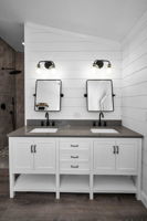Upper Level Primary Bathroom1c
