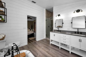 Upper Level Primary Bathroom1e
