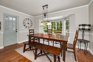 Kitchen Eat-in Area1